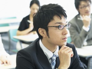 会議を真剣に聞く男性