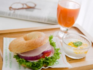 朝食のパンと野菜ジュース